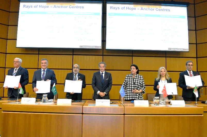 IAEA DG Rafael Mariano Grossi with Representatives of five Hospitals and Oncology Centers from Algeria, Jordan, Morocco, Pakistan and Türkiye signed agreements with IAEA to be Anchor centres for RoH. (Photo: Dean Calma / IAEA)
